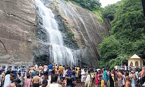 குற்றாலம் அருவிகளில் குளிக்க சுற்றுலா பயணிகளுக்கு அனுமதி