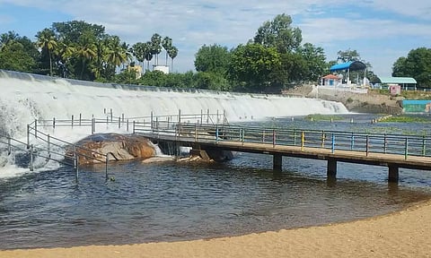 கொடிவேரி அணையில் சுற்றுலா பயணிகள் குளிக்க தடை