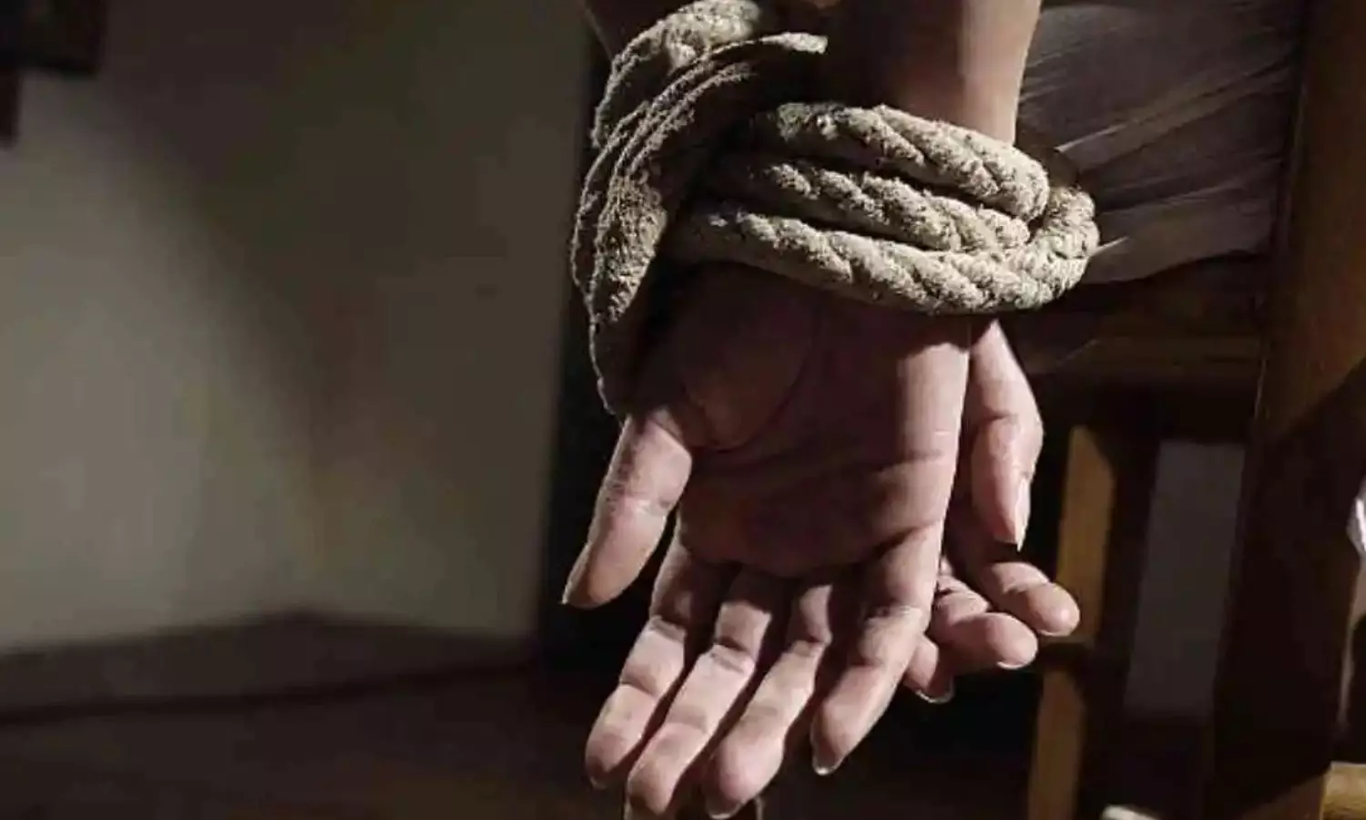 ரூ.35,000 கடனை அடைக்க சகோதரியின்  11 வயது மகளை விற்ற பெண்.. அதிர்ச்சி