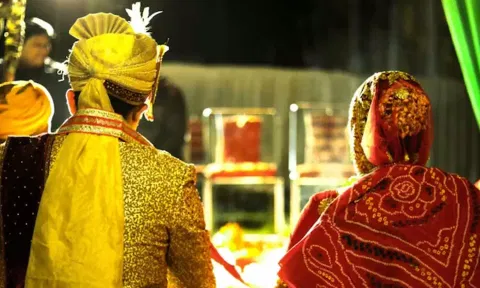 திருமணத்தின் போது குடிபோதையில் மணப்பெண்ணின் தாய் தந்தையை அறைந்த மாப்பிள்ளை