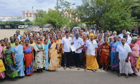 கோவில் நிலத்தை அரசு பயன்பாட்டிற்கு கொண்டு வரக்கூடாது- கலெக்டர் அலுவலகத்தை முற்றுகையிட்டு பொதுமக்கள் மனு