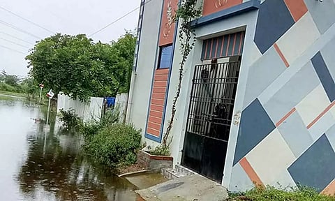 திருநின்றவூரில் குடியிருப்பு பகுதியில் குளம்போல் தேங்கி நிற்கும் மழைநீர்