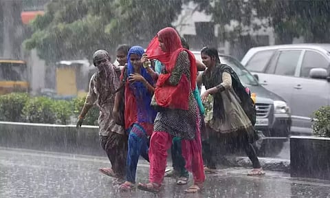 சென்னையில் மிதமான மழைக்கு வாய்ப்பு: கடலோரத்தில் சூறாவளி காற்று வீசும்