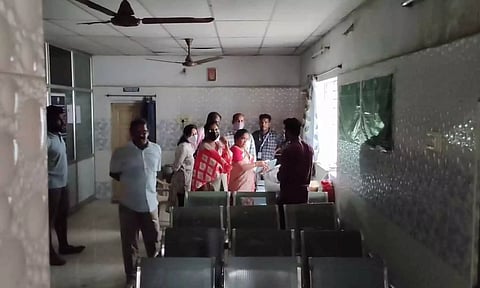 குழந்தை விற்பனை விவகாரம்- அரசு ஆஸ்பத்திரி, பெண் டாக்டரின் கிளீனிக்கில் அதிகாரிகள் அதிரடி சோதனை