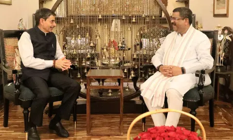 மத்திய கல்வித்துறை அமைச்சருடன் தமிழக கவர்னர் ஆர்.என்.ரவி சந்திப்பு