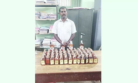 பைக்கில் கடத்தி வரப்பட்ட மது பாட்டில், சாராயம் பறிமுதல்