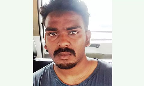 இரவல் வாங்கிய மோட்டார் சைக்கிள்களை விற்று சம்பாதித்த வாலிபர் கைது