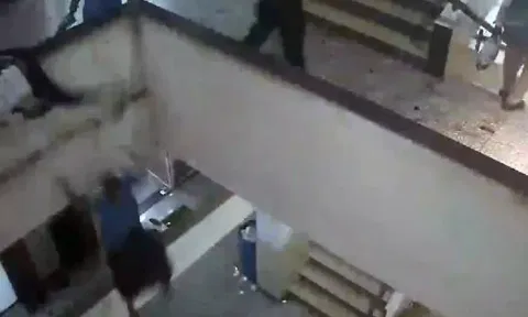 விபரீதமான பிராங்க்- 3வது மாடியில் இருந்து விழுந்து உயிரைவிட்ட பெண்: வைரல் வீடியோ