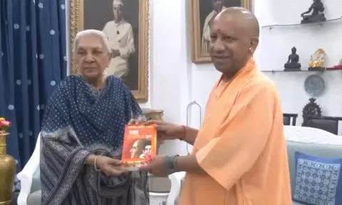 பரபரப்பான சூழ்நிலையில் உ.பி. கவர்னருடன் முதல் மந்திரி யோகி ஆதித்யநாத் சந்திப்பு