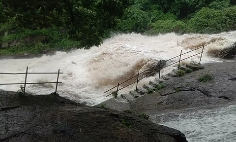 கோவை குற்றாலத்தில் வெள்ளப்பெருக்கு: சுற்றுலாப் பயணிகளுக்கான தடை நீடிப்பு