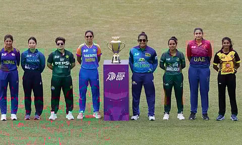 கோப்பையுடன் 8 அணிகளின் கேப்டன்கள் போஸ் கொடுத்த காட்சி.