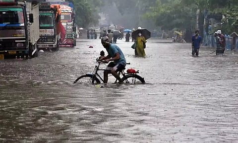 தென்மேற்கு பருவமழை தீவிரம்: மழைக்கு வீடு இடிந்து தாய்-2 குழந்தைகள் பலி