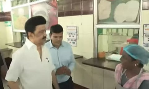 அம்மா உணவகத்தில் முதலமைச்சர் மு.க.ஸ்டாலின் திடீர் ஆய்வு
