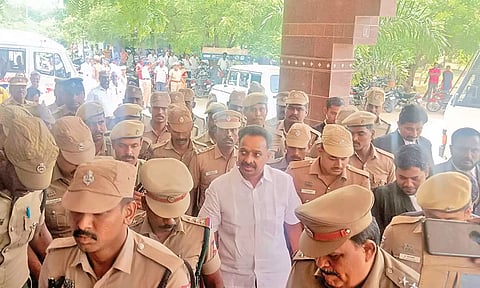 ரூ.100 கோடி நிலம் மோசடி வழக்கு: எம்.ஆர்.விஜயபாஸ்கர் கோர்ட்டில் ஆஜர்படுத்தப்பட்டார்