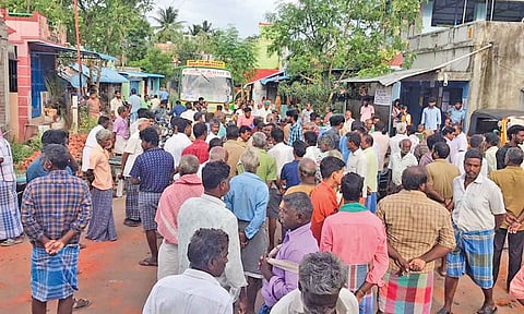 வீடுகளின் மீது கற்களை வீசியவர்களை  கைது செய்யக்கோரி பொதுமக்கள் சாலை மறியல்