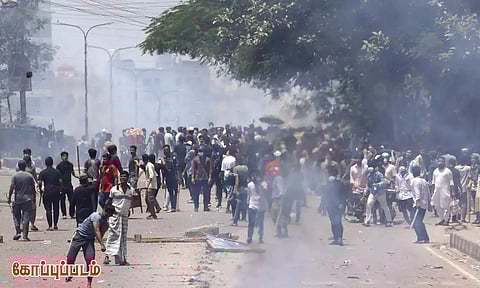 வங்காளதேசத்தில் ஜெயிலுக்கு தீவைத்த போராட்டக்காரர்கள்: நூற்றுக்கணக்கான கைதிகள் தப்பி ஓட்டம்