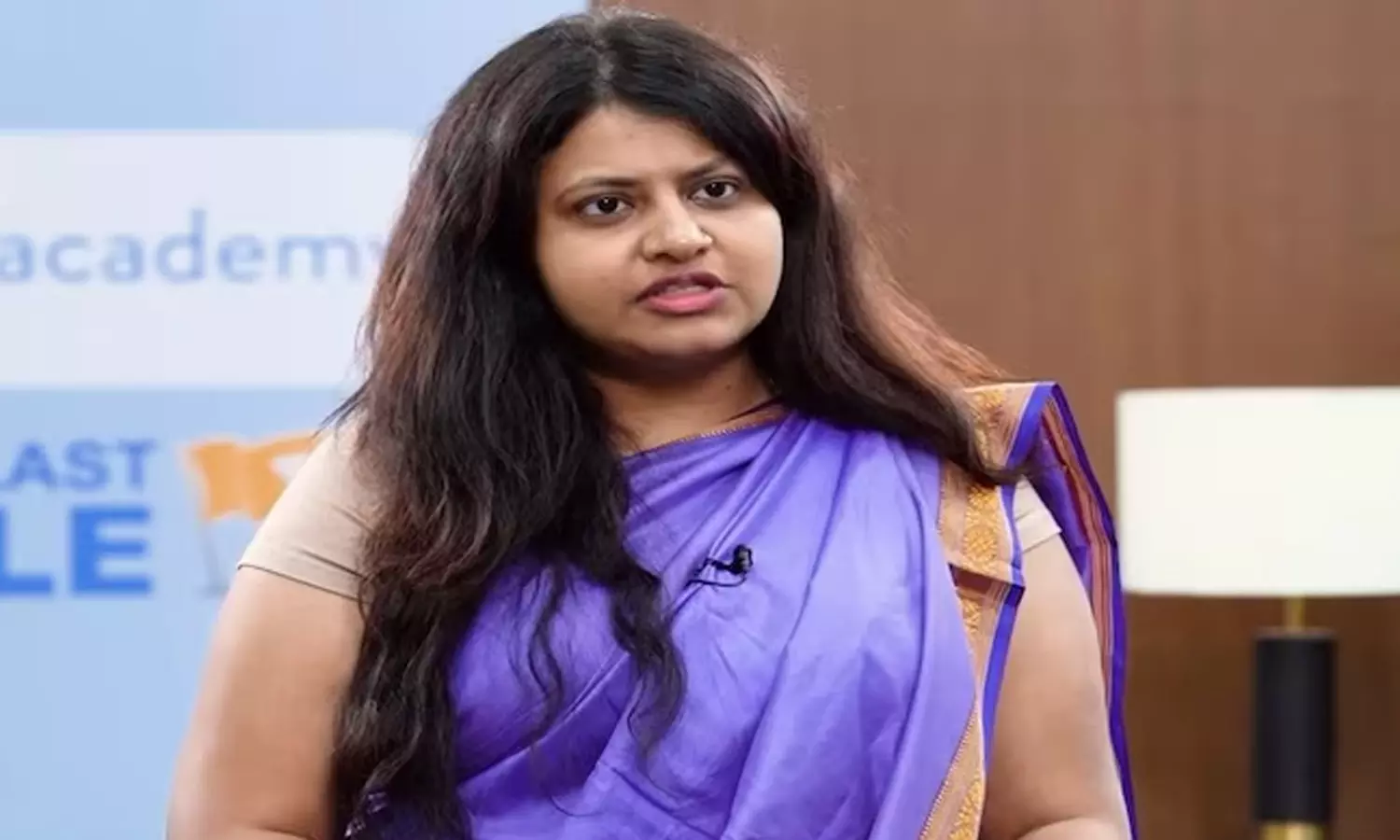 சர்ச்சையில் சிக்கிய பயிற்சி ஐ.ஏ.எஸ். அதிகாரி பூஜா கேட்கர் மீது மோசடி வழக்கு