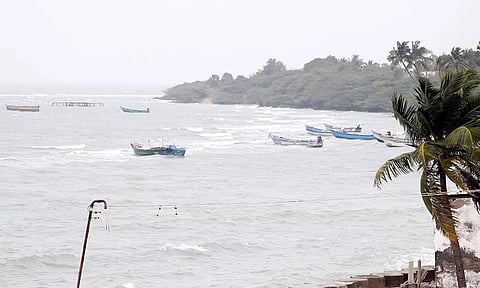 ராமேசுவரத்தில் 5-வது நாளாக சூறை காற்று: மீனவர்கள் கடலுக்குள் செல்ல தடை