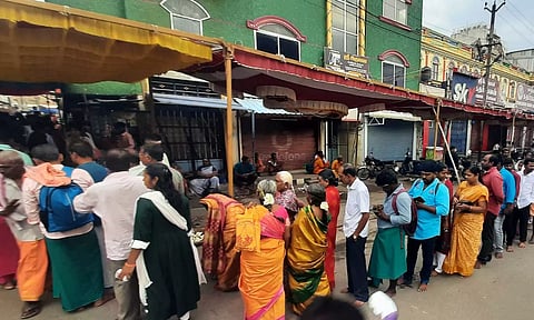 திருவண்ணாமலையில் அலைமோதிய கூட்டம்... குழந்தைகளுடன் பக்தர்கள் நெரிசலில் சிக்கி தவிப்பு