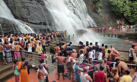 குற்றால அருவிகளில் குளிக்க குவிந்த சுற்றுலா பயணிகள்