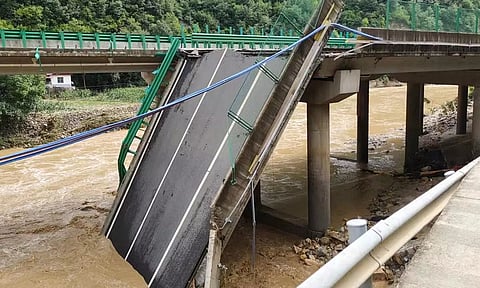 சீனாவில் மேம்பாலம் இடிந்து விபத்து: 11 பேர் பலி- மீட்பு பணிகள் தீவிரம்