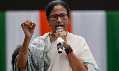 வங்காளதேச வன்முறை: அடைக்கலம் தேடி வருவோருக்கு கதவுகள்  திறந்தே இருக்கும் - மம்தா உறுதி