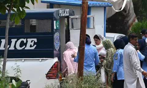 இம்ரான்கான் கட்சி அலுவலகங்களில் போலீசார் திடீர் சோதனை: பெண் தொண்டர்கள் கைது