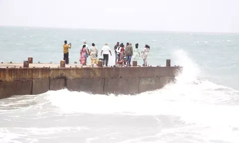 தனுஷ்கோடியில் ஆபத்தை அறியாமல் `செல்பி' எடுக்கும் சுற்றுலாப் பயணிகள்