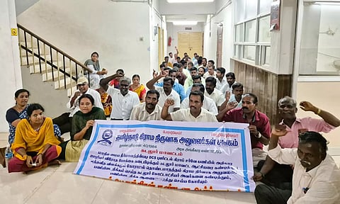 கோட்டாட்சியர் அலுவலகத்தில் கிராம நிர்வாக அலுவலர்கள் விடிய விடிய உள்ளிருப்பு போராட்டம்