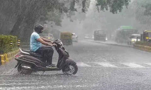 டெல்லியில் பலத்த மழை: மக்களின் இயல்பு வாழ்க்கை பாதிப்பு