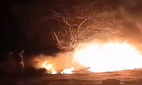 பழவேற்காடு கடற்கரையில் ரூ.1 கோடி மீன் வலைகள் எரிந்து நாசம்