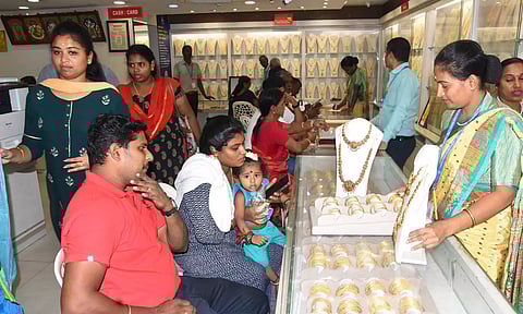 தங்க நகைக்கடையில் மக்கள் கூட்டம்