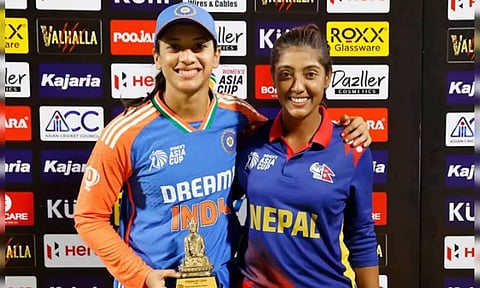 மந்தனாவுக்கு புத்தர் சிலையை பரிசாக வழங்கிய நேபாள அணி கேப்டன்