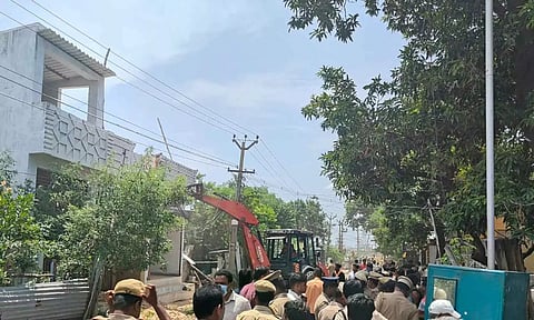 வீடுகளை அகற்ற பொதுமக்கள் எதிர்ப்பு- பெண்கள் தீக்குளிக்க முயன்றதால் பரபரப்பு