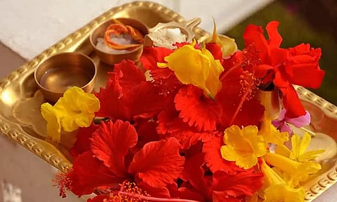மலர் இதழ்களினால் அர்ச்சனை செய்யும்போது இவ்வாறு செய்யாதீர்கள்