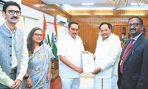 டெல்லியில் மத்திய நீர்வளத்துறை மந்திரி சி.ஆர்.பாட்டீலை சந்தித்து, அமைச்சர் துரைமுருகன் கோரிக்கை மனு அளித்த காட்சி.