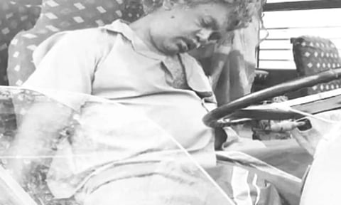 நெஞ்சுவலியால் துடித்த போதும் உயிரை கொடுத்து பள்ளி குழந்தைகளை காப்பாற்றிய வேன் டிரைவர்