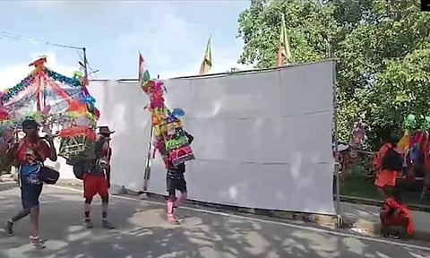 கன்வார் யாத்திரை: வெள்ளைத்துணியால் மறைக்கப்பட்ட மசூதி - காங்கிரஸ் கண்டனம்