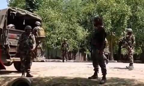 காஷ்மீரில் கடும் துப்பாக்கி சண்டை- பயங்கரவாதி சுட்டுக்கொலை