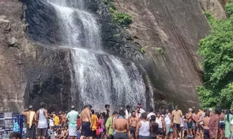 குற்றாலம் அருவிகளில் குதூகலமாக குளித்து மகிழும் சுற்றுலா பயணிகள்