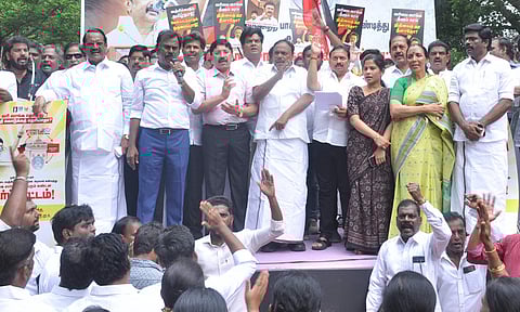 பட்ஜெட்டில் நிதி ஒதுக்காமல் புறக்கணிப்பு- தமிழகம் முழுவதும் தி.மு.க. ஆர்ப்பாட்டம்