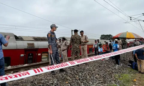 ஜார்க்கண்ட் எக்ஸ்பிரஸ் ரெயில் விபத்து.. 2 நபர் உயிரிழப்பு - மீட்பு பணி தீவிரம்