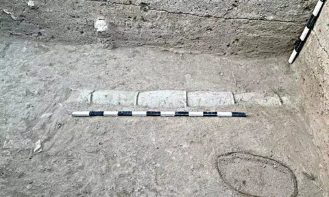 கீழடி அகழாய்வில் 174 செ.மீ  நீள வடிகால் கண்டுபிடிப்பு