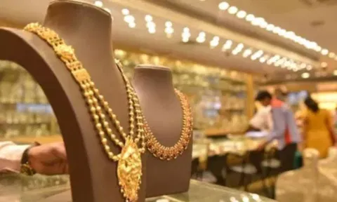 தங்கம் வாங்க நகை கடைகளில் அலைமோதும் கூட்டம்: தினசரி விற்பனை 5400 கிலோவாக அதிகரிப்பு