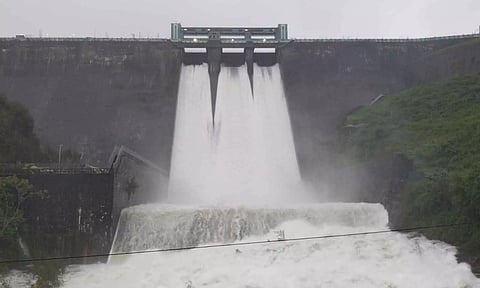 சோலையார் அணை நிரம்பியது- தண்ணீர் திறப்பு