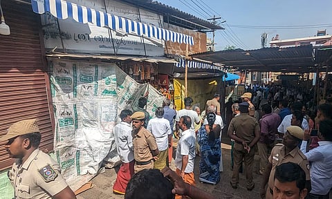 பழனியில் ஆக்கிரமிப்பு கடைகள் அகற்றம்: வியாபாரிகள் வாக்குவாதம்