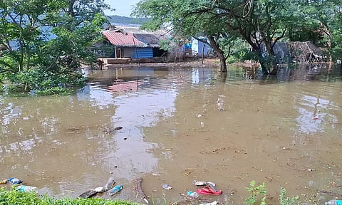 காவிரி ஆற்றில் வெள்ளப்பெருக்கு: குடியிருப்புகளை சூழ்ந்த தண்ணீர்