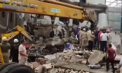 திடீரென இடிந்து விழுந்த 2 மாடி கட்டிடம்: 3 பேர் பரிதாப பலி