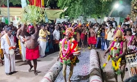 பூக்குழி இறங்குதல் நிகழ்ச்சி நடைபெற்றபோது எடுத்த படம்.