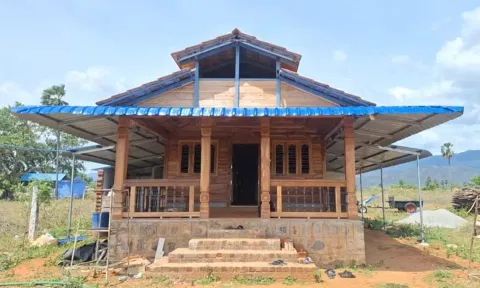 மரக்கட்டைகள் மூலம் வீடு கட்டிய விவசாயி